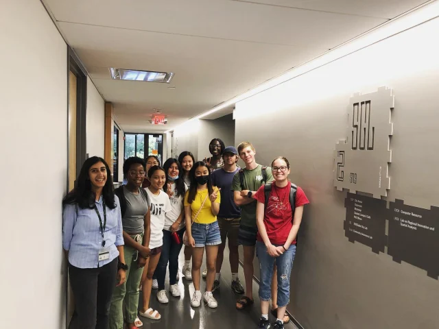 Welcome Class of 2026!  Lab member Sanjana @lightbulbnerd leads a tour for first year students interested in learning more about Senseable and ways to get involved in Labs across campus.  #welcomeclassof2026 #mitclassof2026 #senseablecitylab