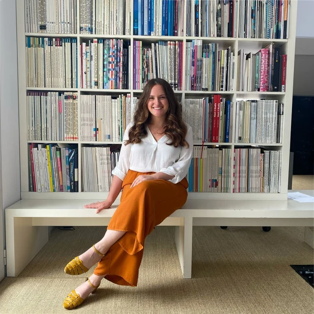 𝗠𝗲𝗲𝘁 𝘁𝗵𝗲 𝗖𝗥𝗔 𝗧𝗲𝗮𝗺! /𝟰  Back to our "MEET THE TEAM", this week we talked with Nicolette, a senior architect at CRA-Carlo Ratti Associati.  CRA's architecture and innovation team collaborates with private and public stakeholders to develop innovative architectural and engineering solutions with a positive environmental and social impact.  Nicolette is a senior architect who began her professional journey in 2016 in Rotterdam. Her early work focused on three key design themes: addressing housing density issues, transforming historic buildings, and regenerating urban areas.  In 2022, Nicolette joined Carlo Ratti Associati (CRA). Reflecting on her time at CRA, she states, "I really resonate with the studio's values - innovation, sustainability, and the transformative power of design to enhance urban living -  and I believe they guide our approach to every project."  Currently, Nicolette is working on the Mondadori Office Playground project in Milan, Italy, which proposes a radical renovation of modern furniture, aiming to create a fully reconfigurable work environment. She explains: "This project embodies a vision of architecture that I believe in. Our approach is rooted in a deep respect for the building's historical legacy, yet we've been able to imbue it with natural and cutting-edge solutions."  @crassociati @nicolettemarzovilla
#CarloRatti #office #spaziinnovativi #workingspace #coworking #teamwork #cralife